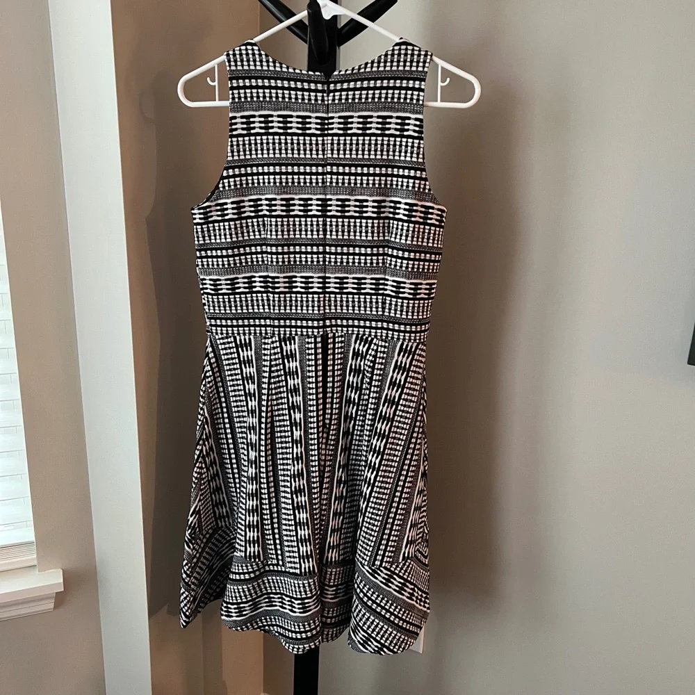 LOFT Black & White Geo Textured Flare Sleeveless Dress - Picture 5 of 8